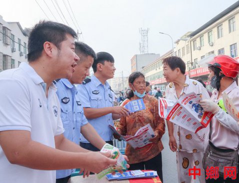 安徽亳州：蔬菜市场支起“反诈台” 手把手教居
