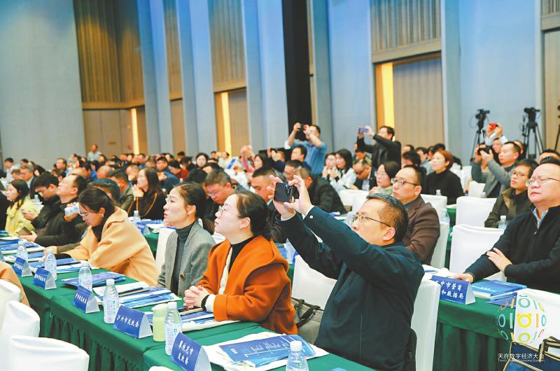 参会者在聆听嘉宾观点。四川日报全媒体记者 黄潇 摄