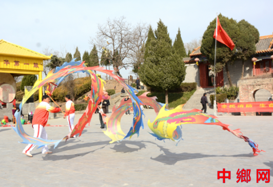 河南内黄：香客节上演盛大舞龙 民众齐聚帝陵祭