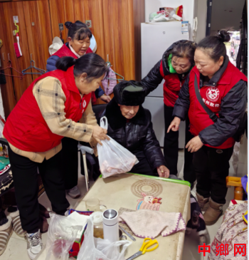 上门慰问病困老人 温情服务暖人心