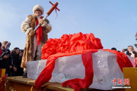 哈尔滨采冰节启幕 千人唱号子“采头冰”