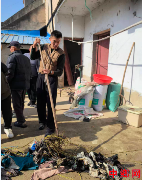 大火无情兵有情   深入火海取“金银”