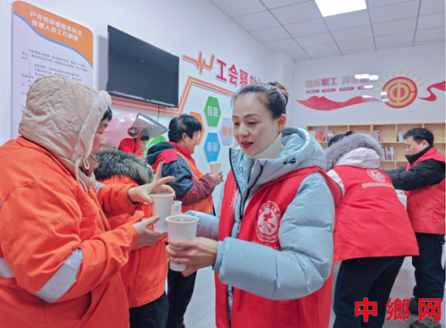 <b>安徽亳州：浓浓腊八粥 温暖户外劳动者</b>