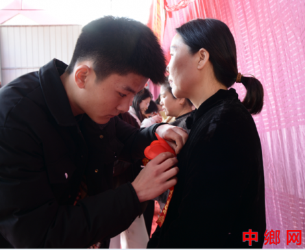 <b>河南：内黄县大学生向父母献花感恩</b>