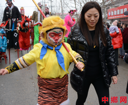 河南内黄楚旺4岁孩童精彩演绎高跷《小猴子》