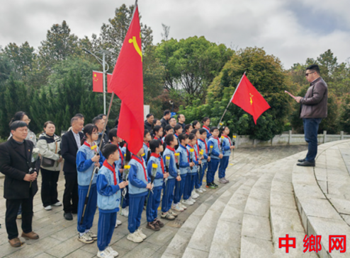 湖南宁远县印山小学：行走思政祭英烈 红色基因