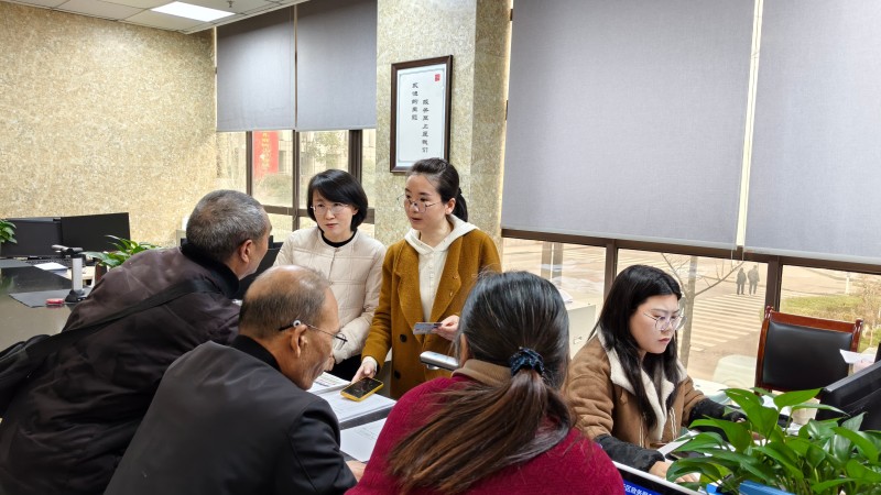 工作人员耐心解答群众疑问。朝天区融媒体中心供图